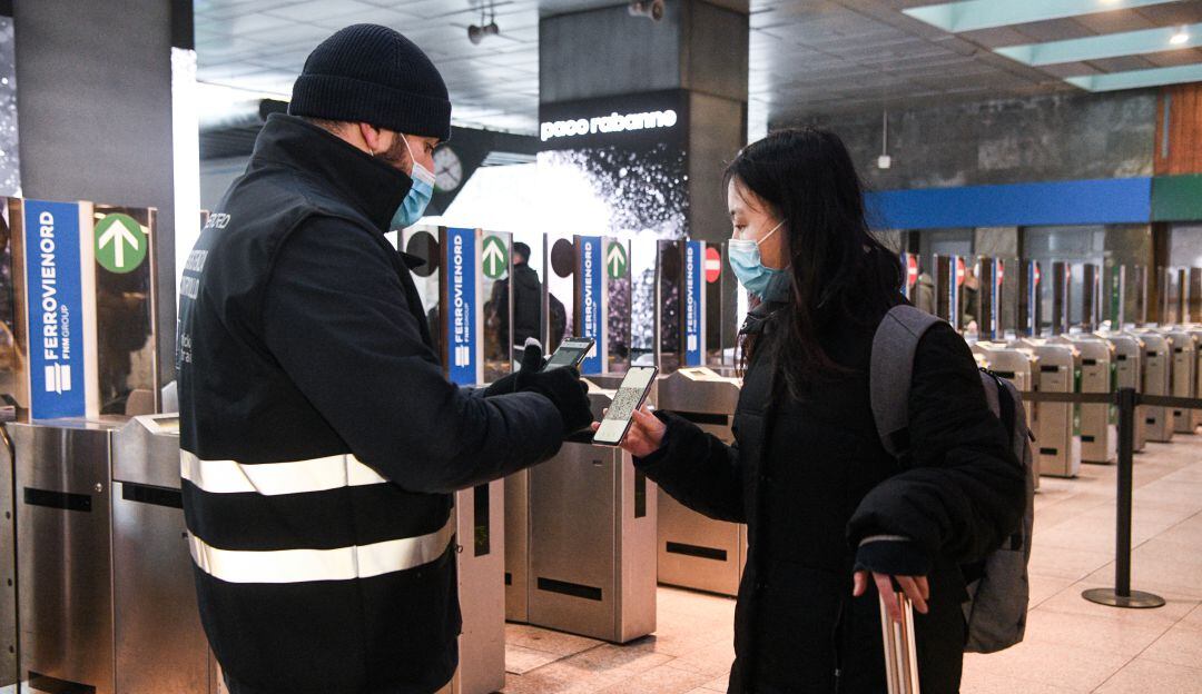 Control del pasaporte sanitario en Italia