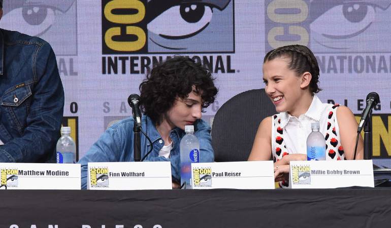 Finn Wolfhard y Millie Bobby Brown en el panel de Stranger Things durante la Comic-Con 2017 en San Diego.