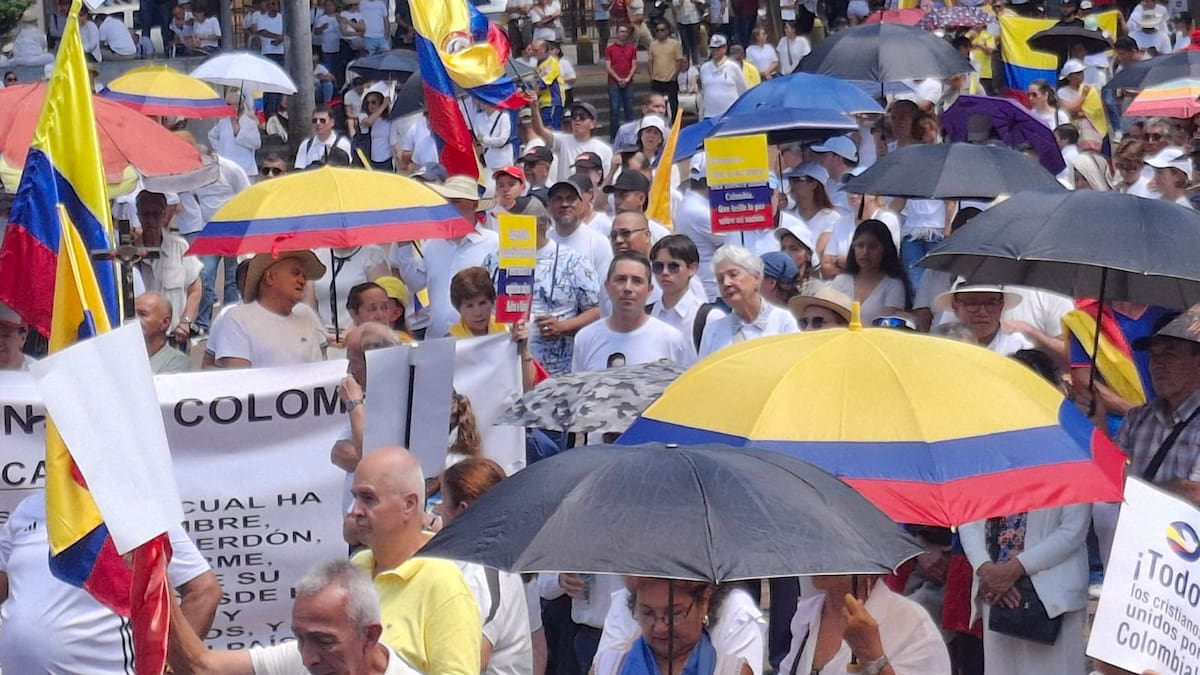 De blanco y con banderas de Colombia, Pereira se unió a la ‘Marcha del Silencio’