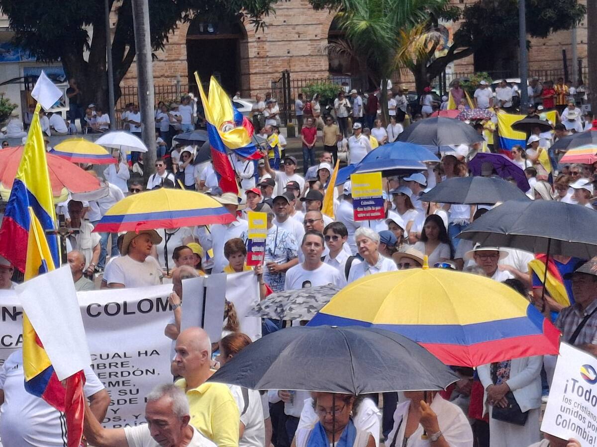 De blanco y con banderas de Colombia, Pereira se unió a la ‘Marcha del Silencio’