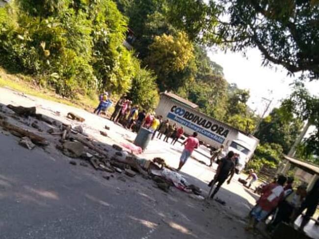 Campesinos cocaleros bloquean la vía Medellín Costa Atlántica