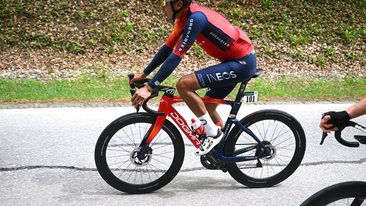 Egan Bernal se estrena con caída en el Tour de Hungría