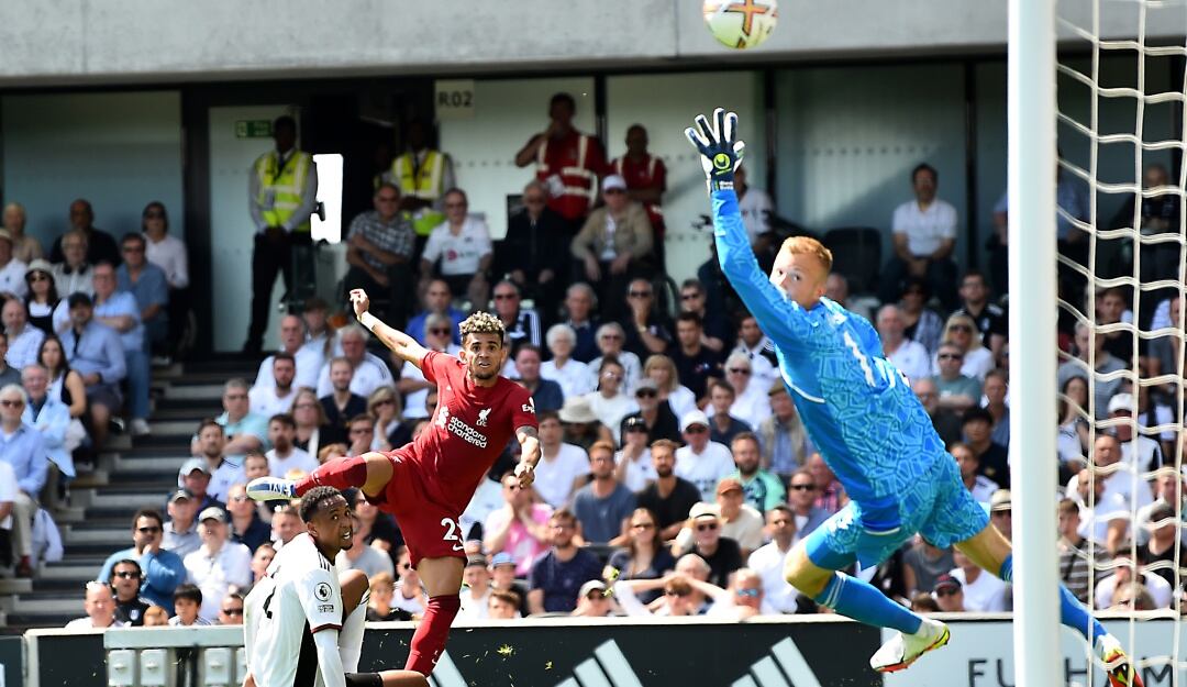 Luis Díaz y su espectacular remate que se estrelló en el travesaño.
