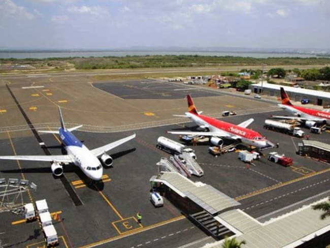 Avión aterriza de emergencia en Cartagena por afección cardíaca de pasajero