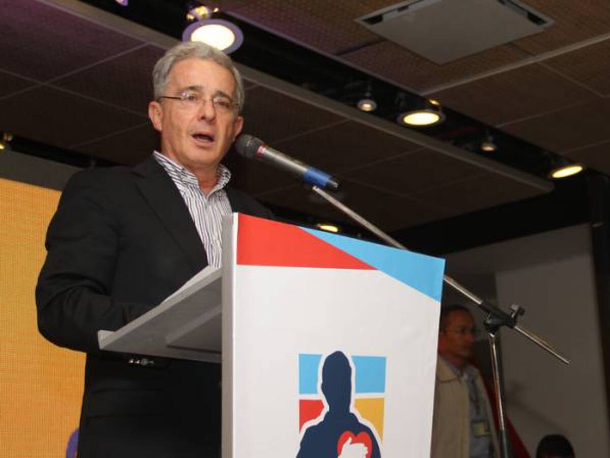 Uribe insiste en debate para el plebiscito y declina invitación de Humberto de la Calle