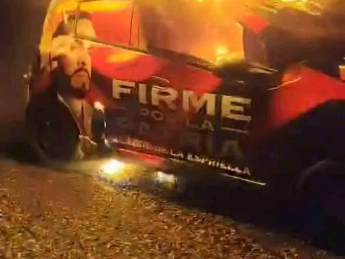 VIDEO: Incineran vehículo de la campaña de Abelardo de la Espriella en Norte de Santander