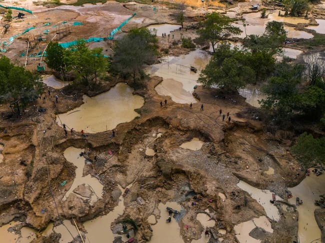 Minería en batallón Rifles de Caucasia- foto Federico Rios Escobar.