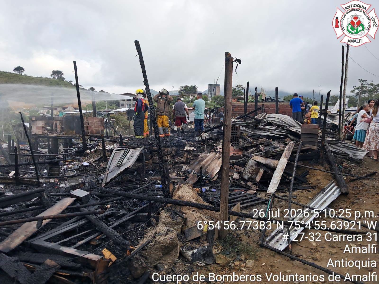 Casas quemadas por un incendio en Amalfi- foto bomberos