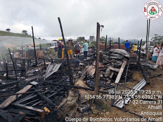 Casas quemadas por un incendio en Amalfi- foto bomberos