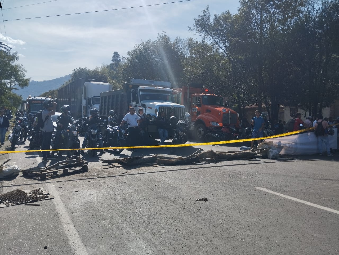Bloqueo de vía en Barbosa- foto Guillermo Naranjo