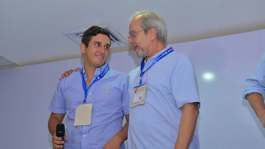 Jaime Palmera (d), hermano de Ricardo Palmera ("Simón Trinidad") y Rodrigo Tovar Vélez, hijo de Rodrigo Tovar Pupo ("Jorge 40"). Foto: Colprensa - Jhonny Molina
