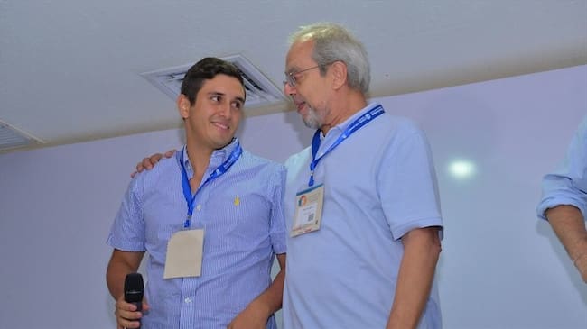 Jaime Palmera (d), hermano de Ricardo Palmera ("Simón Trinidad") y Rodrigo Tovar Vélez, hijo de Rodrigo Tovar Pupo ("Jorge 40"). Foto: Colprensa - Jhonny Molina
