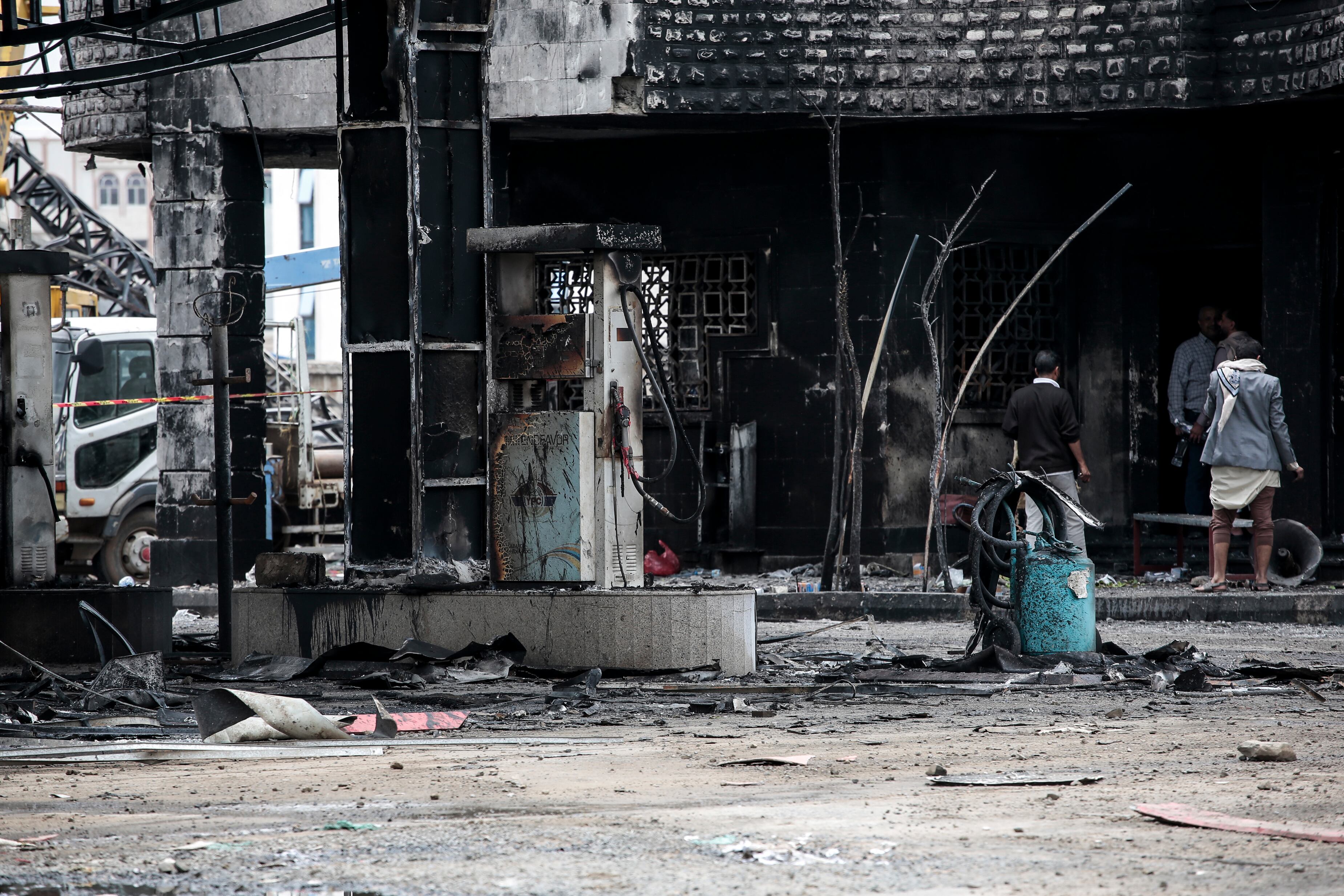 25 August 2025, Yemen, Sanaa: A view of a damaged gas station after it was hit by Israeli airstrikes on Sanaa. Imagen tomada de Getty Imagenes (Crédito: picture alliance / Colaborador)