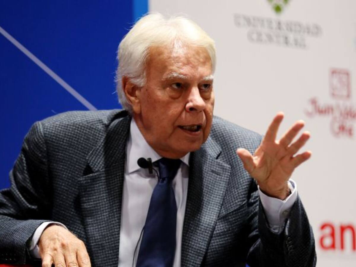 González critica "respuestas simples" de políticos a asuntos complejos