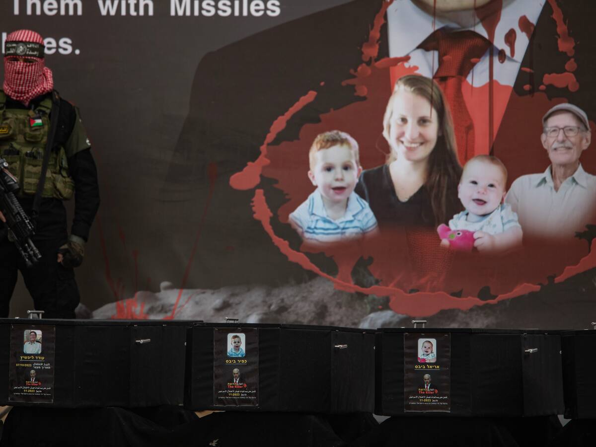 Hamás entrega los cuerpos de cuatro rehenes israelíes, incluidos los hermanos Bibas y su madre