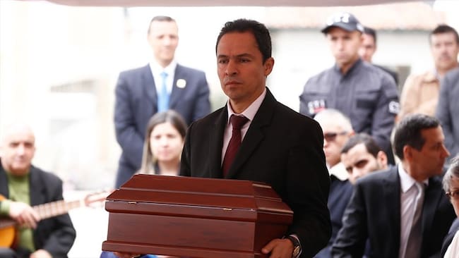 Rene Guarín despidió a su hermana luego de recibir los restos de ella por parte de la Fiscalía General de la Nación. Foto: Colprensa