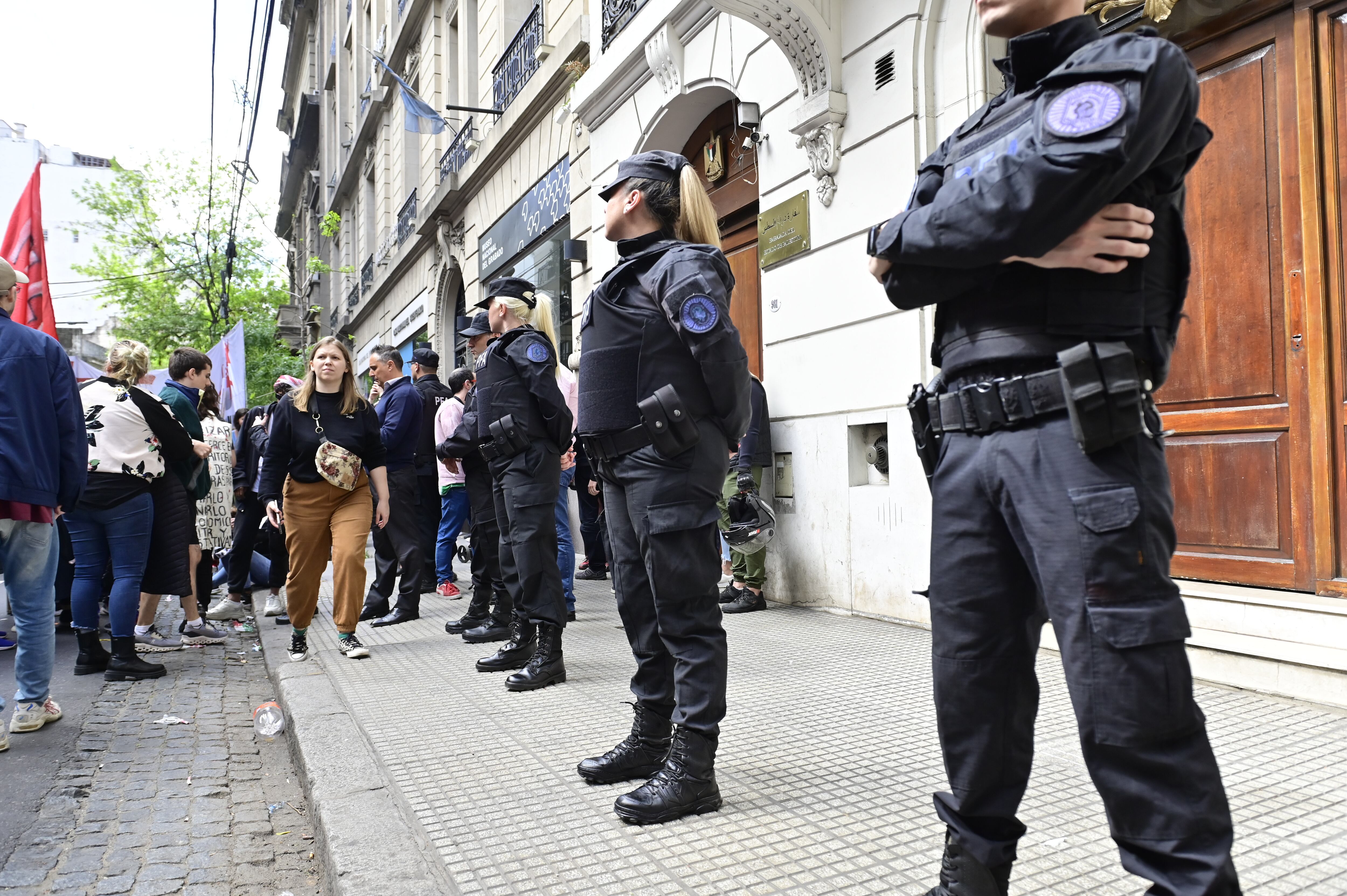 AME8683. BUENOS AIRES (ARGENTINA), 19/10/2023.- Policías vigilan hoy mientras personas se manifiestan en apoyo al pueblo palestino y contra los bombardeos israelíes sobre Gaza, frente a la Embajada de Palestina en Buenos Aires (Argentina). EFE/Matías Martín Campaya