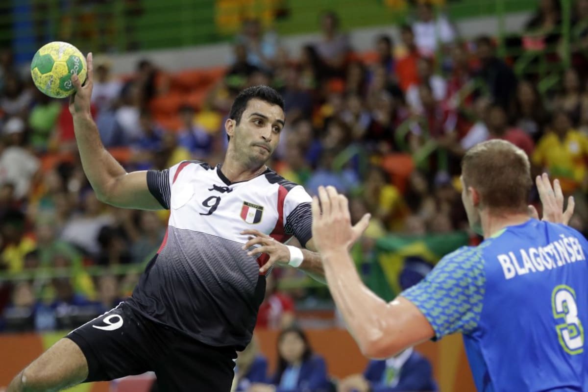Eslam Eissa de Egipto, anota un gol frente a Eslovenia en los preliminares de balonmano.