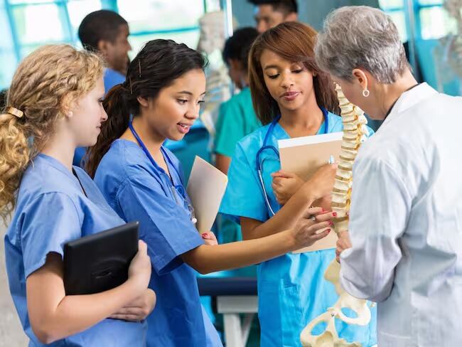 La medida, derivada de la reforma laboral, beneficiará a los estudiantes de último año que realizan su internado en hospitales del país.