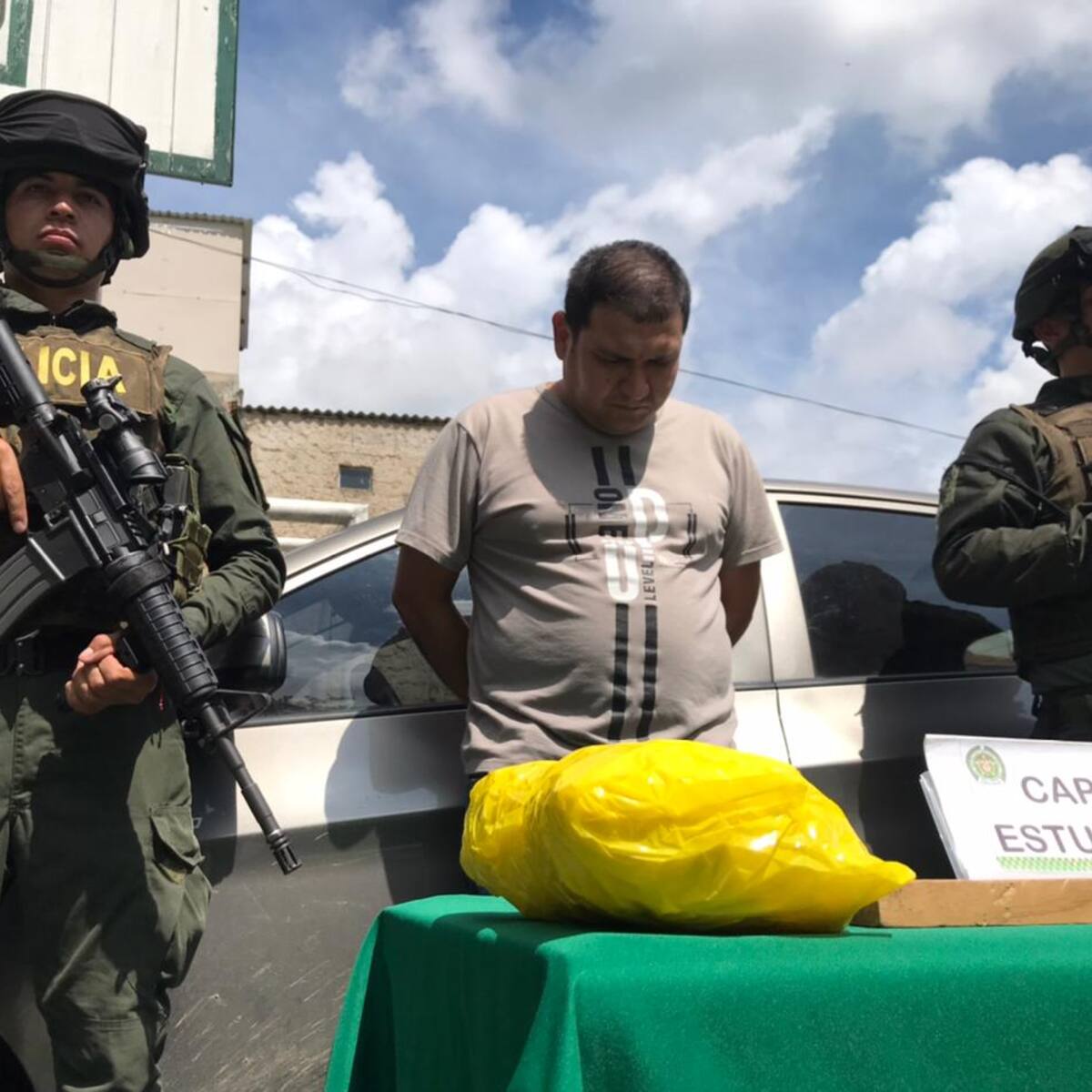 En un carro transportaba 15 kilos de base de coca