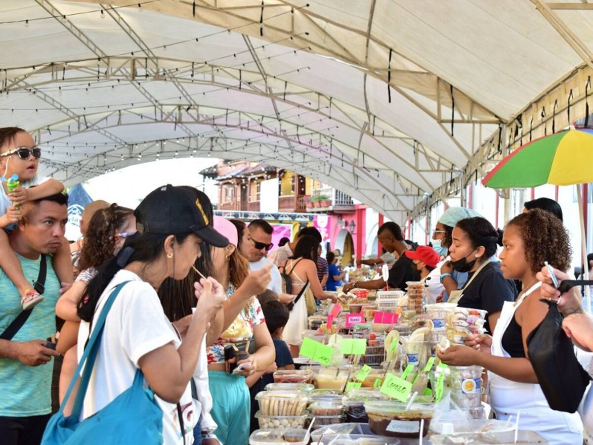 Inició en firme el XIII Festival del Dulce Cartagenero en la Plaza de los Coches