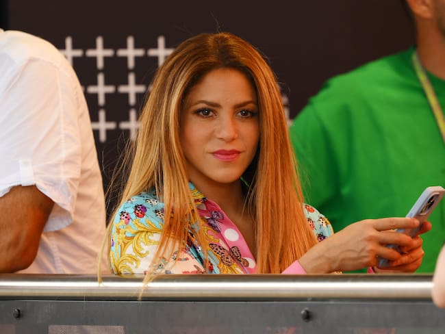 Shakira observa la acción durante el Gran Premio de F1 de España en el Circuito de Barcelona-Catalunya el 04 de junio de 2023 en Barcelona, ​​España. Foto de David Ramos/Getty Images.