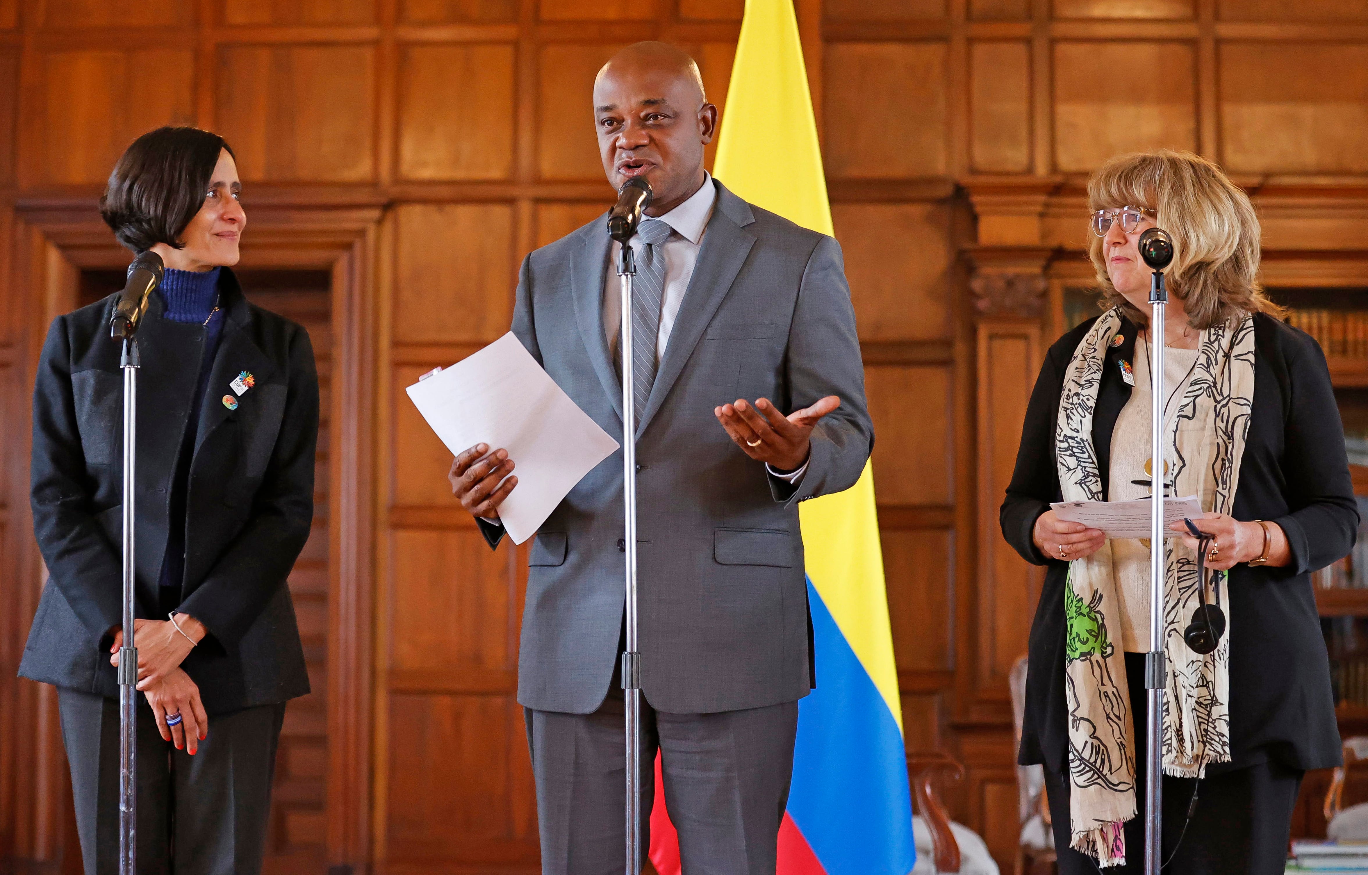 El canciller Luis Gilberto Murillo, junto a la ministra de Ambiente, Susana Muhamad y la secretaría ejecutiva del Convenio sobre Diversidad Biológica de la ONU, Astrid Schomaker, anunció que "por primera vez" la Conferencia de las Naciones Unidas sobre Biodiversidad tendrá la participación de jefes de Gobierno. EFE/ Mauricio Dueñas Castañeda