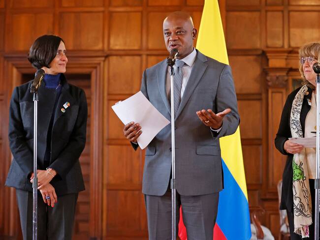 El canciller Luis Gilberto Murillo, junto a la ministra de Ambiente, Susana Muhamad y la secretaría ejecutiva del Convenio sobre Diversidad Biológica de la ONU, Astrid Schomaker, anunció que "por primera vez" la Conferencia de las Naciones Unidas sobre Biodiversidad tendrá la participación de jefes de Gobierno. EFE/ Mauricio Dueñas Castañeda