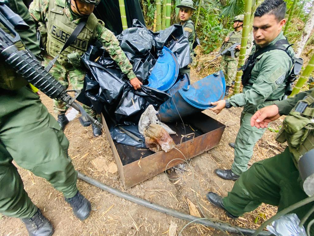 Por fuente humana, la Policía Nacional con el apoyo de soldados del Ejército Nacional lograron ubicar en zona rural del municipio de La Plata un laboratorio acondicionado para la producción de permanganato de potasio.