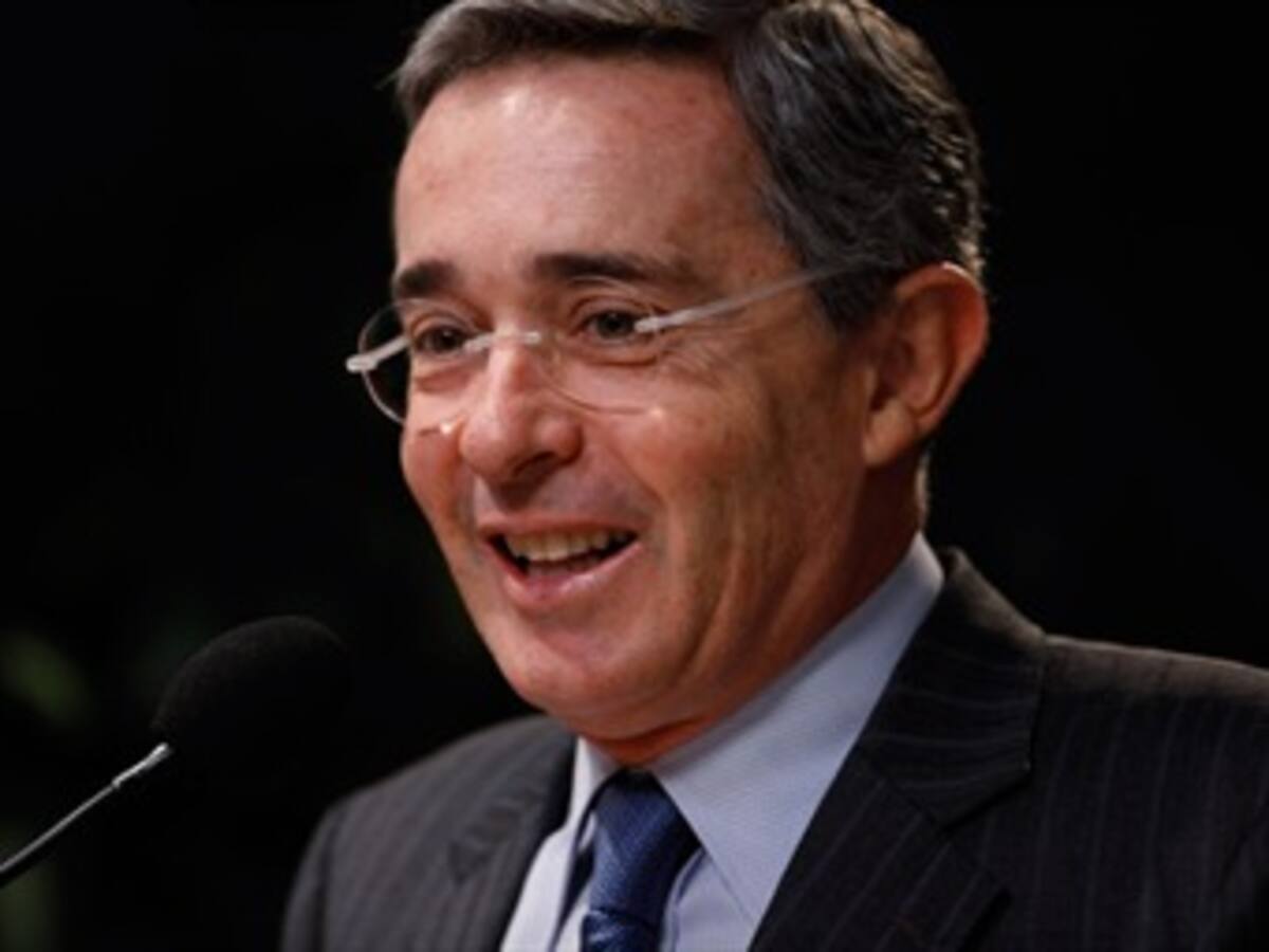 Las Farc están lavando dólares en Ecuador: expresidente Uribe