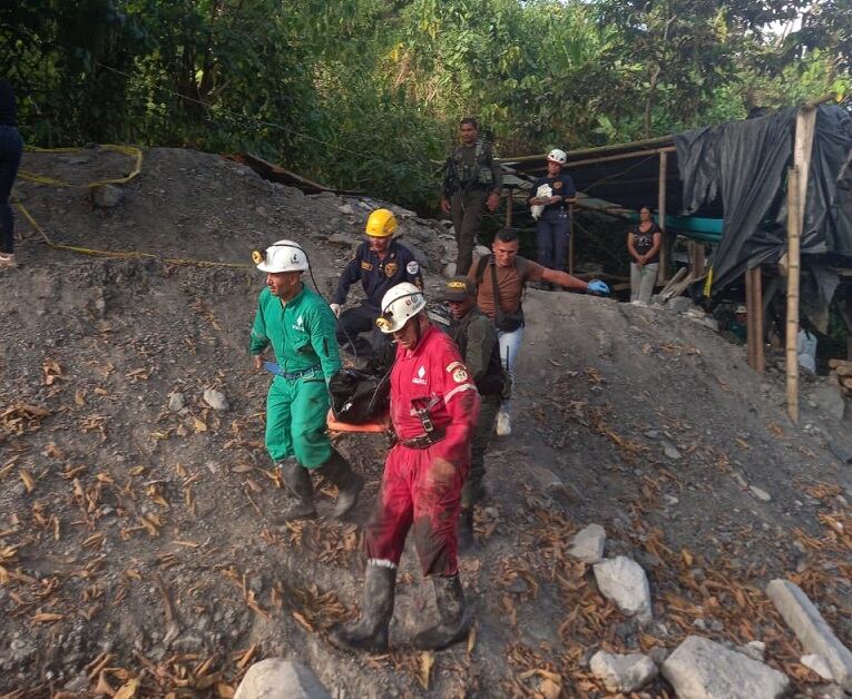 Rescate cuerpo de minero muerto en Angelópolis- foto bomberos
