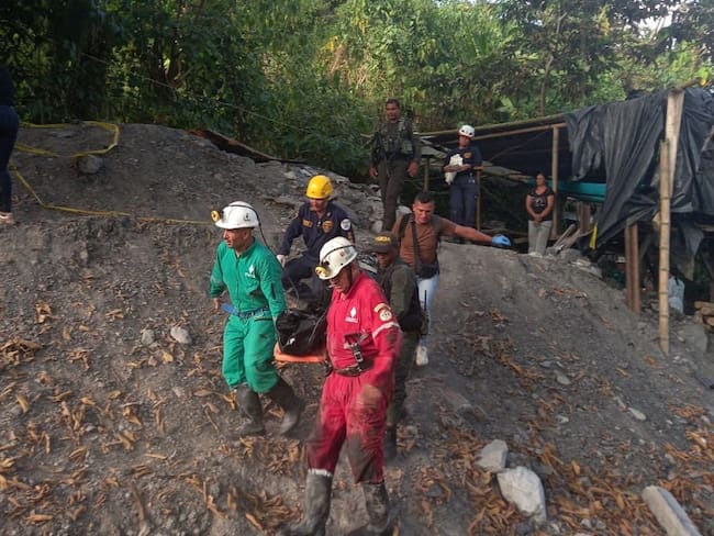 Rescate cuerpo de minero muerto en Angelópolis- foto bomberos