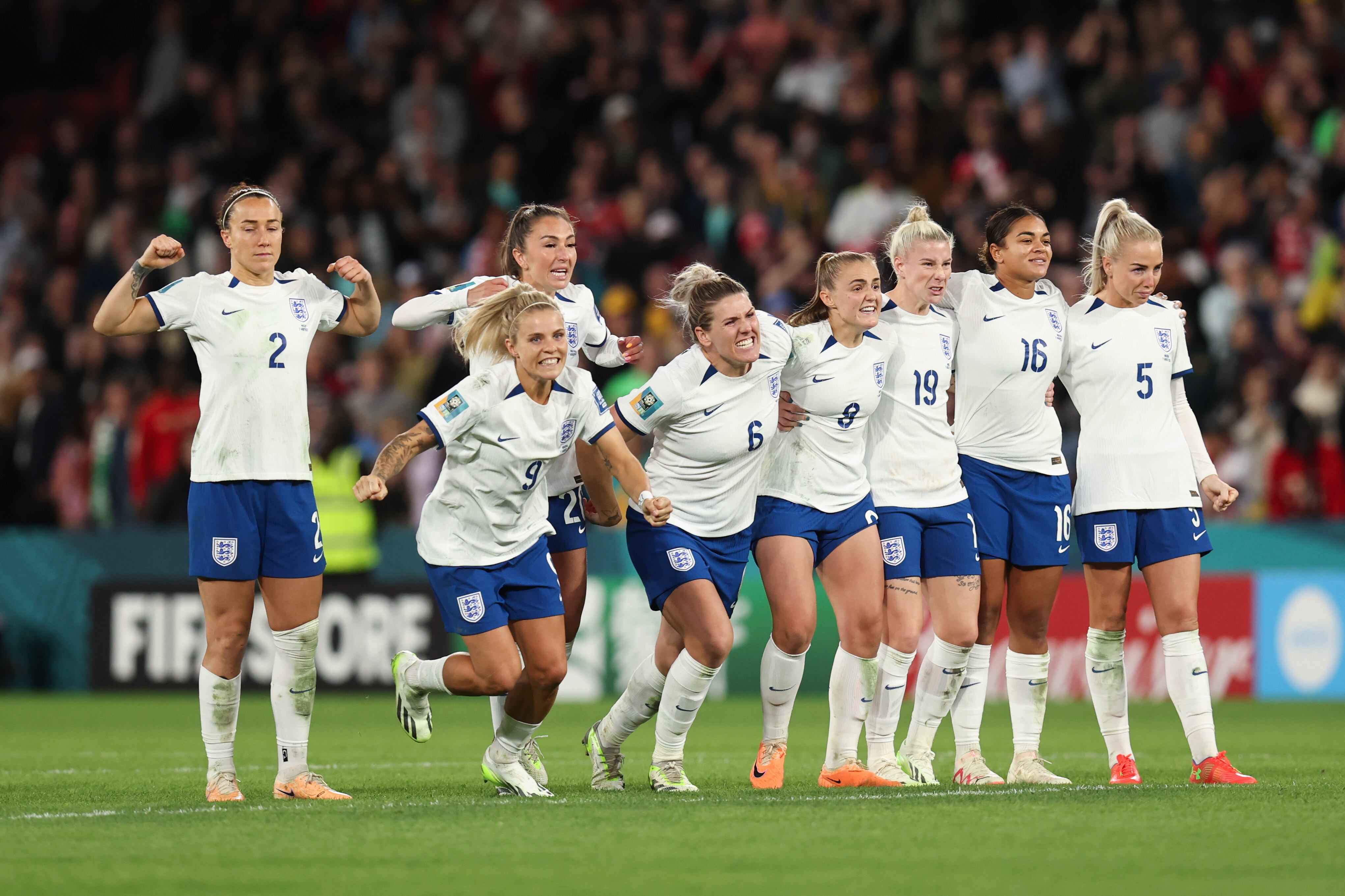 Las jugadoras de Inglaterra festejan el triuno en los lanzamientos desde el punto penalti. (Photo by Charlotte Wilson/Offside/Offside via Getty Images)