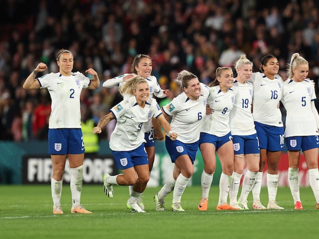 Las jugadoras de Inglaterra festejan el triuno en los lanzamientos desde el punto penalti. (Photo by Charlotte Wilson/Offside/Offside via Getty Images)