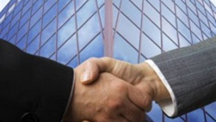 Santos formalizó acuerdo laboral con sector público y destacó sus logros