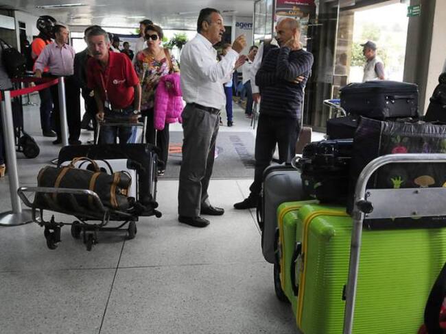 Tres vuelos retrazados por presencia de ceniza del Ruiz