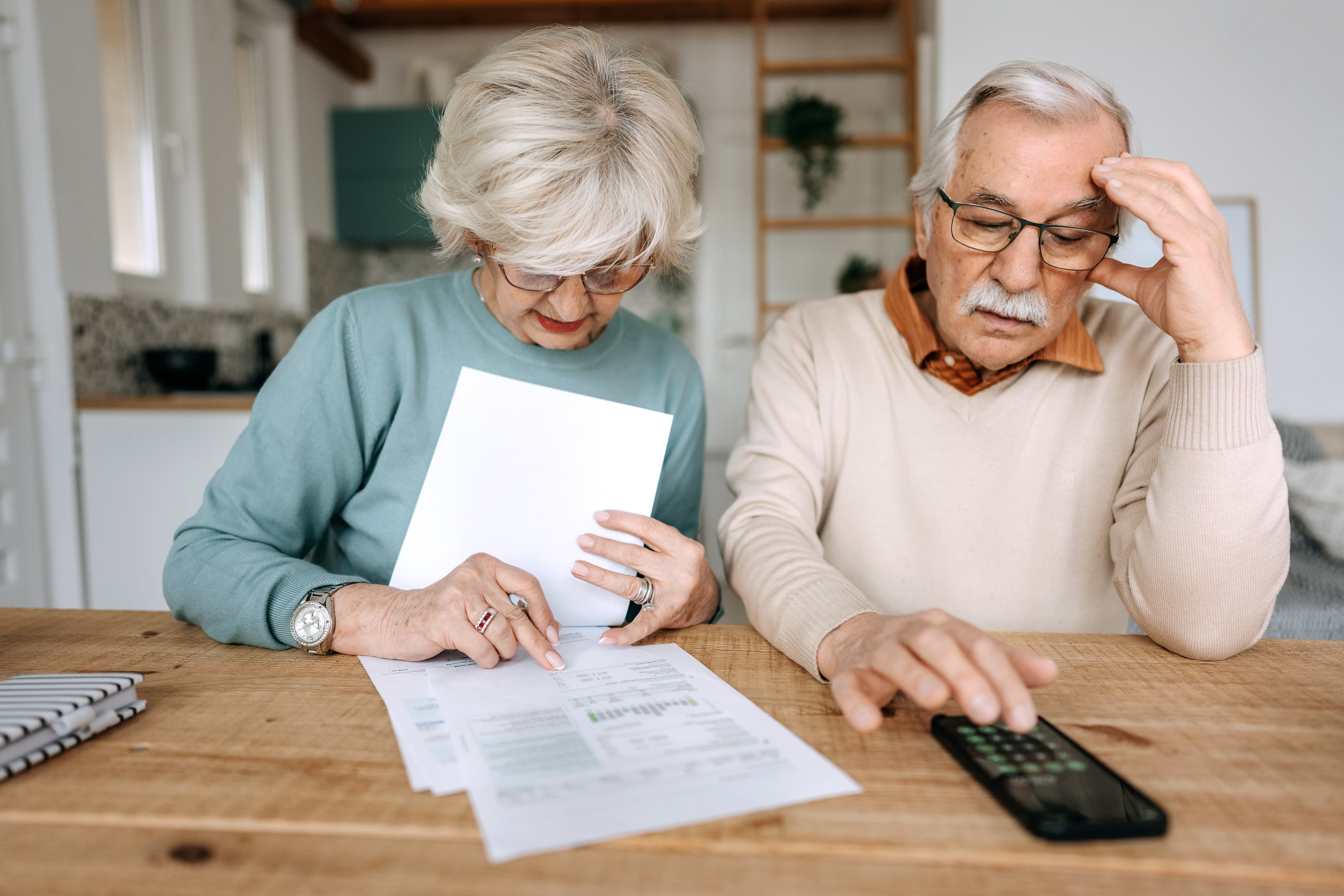 Adultos mayores haciendo cuentas (Foto vía Getty Images)