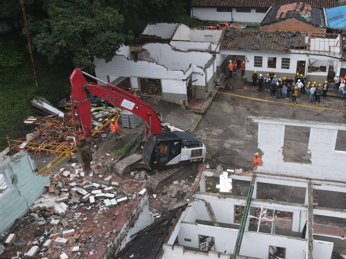 Demolieron la estación de policía El Poblado para darle paso a la nueva infraestructura más moderna