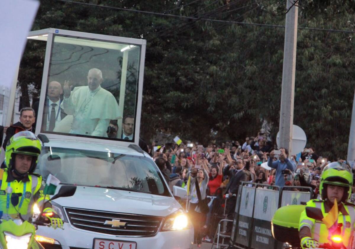 Para esta ocasión se contará con el apoyo de casi 7.650 voluntarios, que apoyarán la logística y seguridad en las actividades entorno a la visita del papa. Entre ellos 1.000 son funcionarios de entidades distritales.