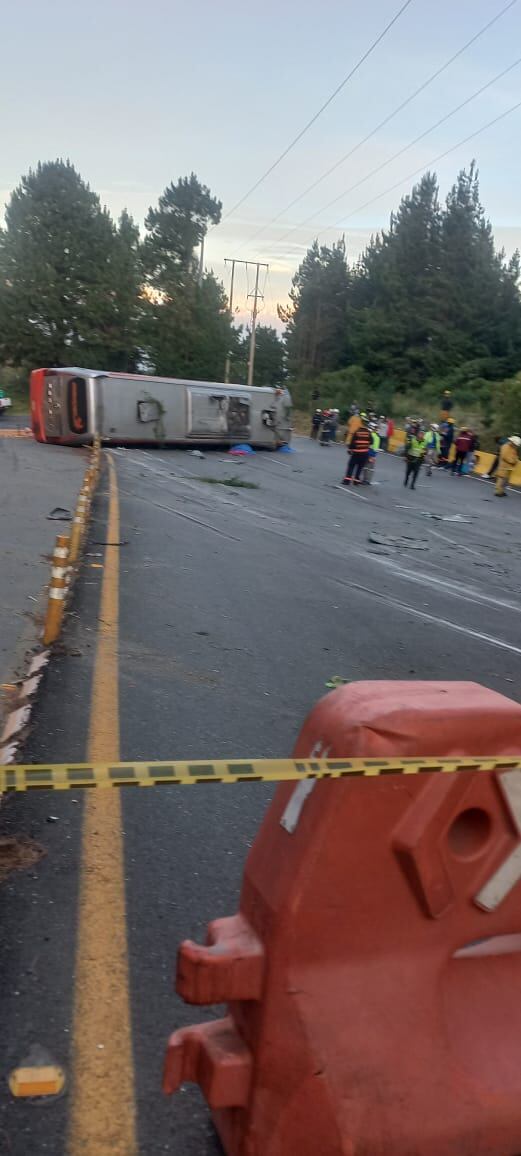 Dos muertos y 10 heridos por volcamiento de bus en la vía la Línea Quindío. Foto Ciudadanos
