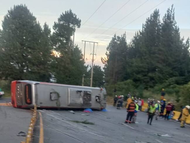 Dos muertos y 10 heridos por volcamiento de bus en la vía la Línea Quindío. Foto Ciudadanos