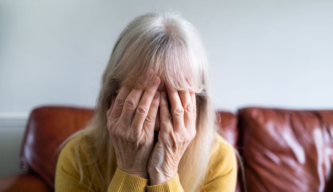 Por racismo hombre pisoteó, escupió y golpeó 125 veces a mujer de 65 años