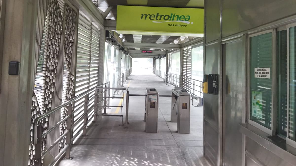 La crisis de Metrolínea: Colados, estaciones sucias y demoras en las rutas