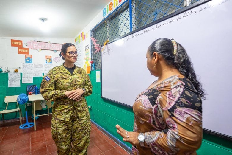 Fotografía cedida por el Ministerio de Educación de El Salvador que muestra a la ministra de Educación, capitana y doctora, Karla Trigueros (i), durante una visita a una escuela pública este miércoles, en San Salvador (El Salvador). EFE/ Kevin Coreas/Ministerio de Educación
