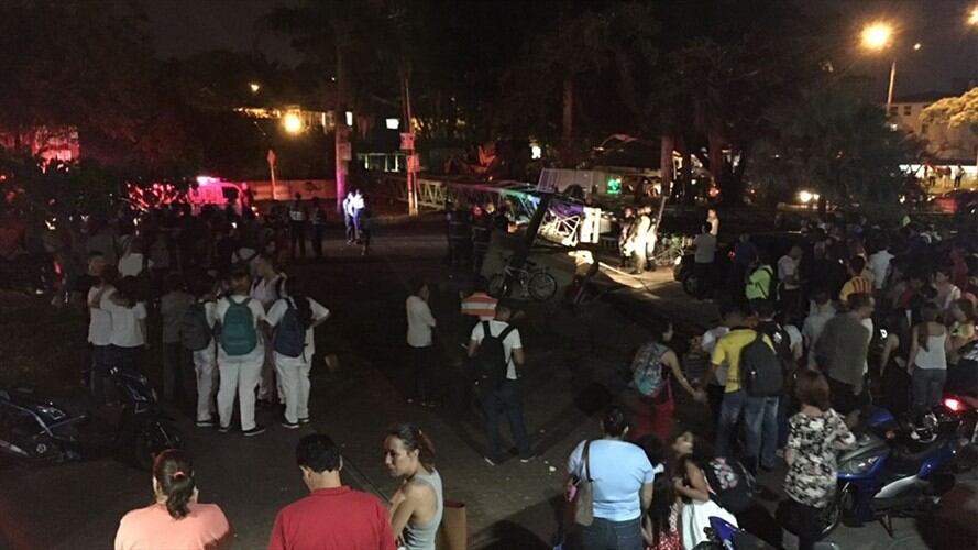Un obrero falleció y otra persona resultó herida al desplomarse la pluma de una grúa . Foto: Erika Rebolledo (W Radio)