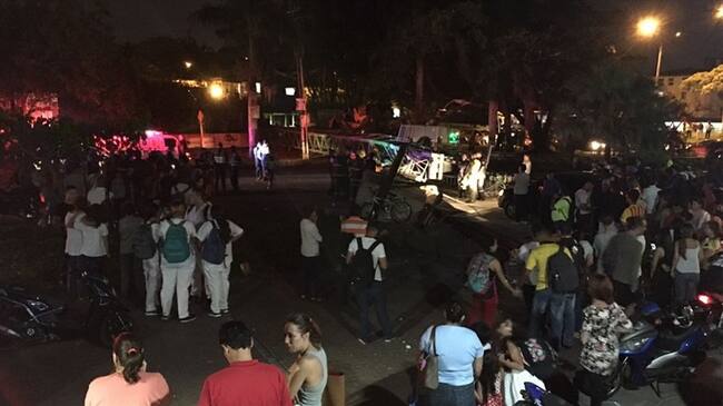 Un obrero falleció y otra persona resultó herida al desplomarse la pluma de una grúa . Foto: Erika Rebolledo (W Radio)