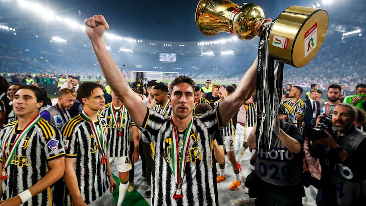 Rome (Italy), 15/05/2024.- Juventus&#039; Dusan Vlahovic celebrates with the trophy and his teammates after winning the Italian Cup final soccer match between Atalanta BC and Juventus FC, in Rome, Italy, 15 May 2024. (Italia, Roma) EFE/EPA/ANGELO CARCONI