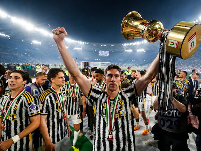 Rome (Italy), 15/05/2024.- Juventus&#039; Dusan Vlahovic celebrates with the trophy and his teammates after winning the Italian Cup final soccer match between Atalanta BC and Juventus FC, in Rome, Italy, 15 May 2024. (Italia, Roma) EFE/EPA/ANGELO CARCONI