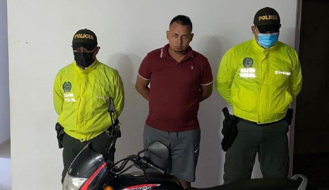 El hombre tenía casa por cárcel y fue sorprendido por la Policía paseando por las calles del municipio