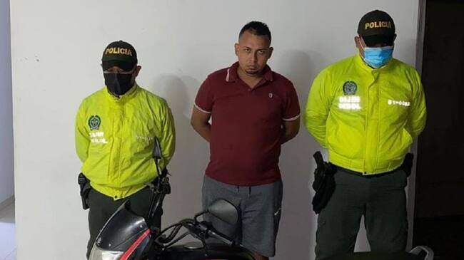 El hombre tenía casa por cárcel y fue sorprendido por la Policía paseando por las calles del municipio